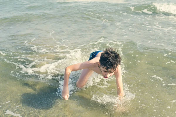 Jongen Het Strand Zee Golven Met Water Spatten Concept Van — Stockfoto