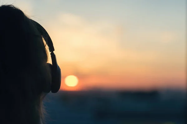 Meisje Koptelefoon Luisteren Naar Muziek Stad Bij Zonsondergang — Stockfoto