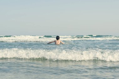 13 yaşında çocuk yüzme ve gevşeme deniz dalgaları. Aile yaz tatili kavramı