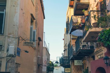 alacakaranlıkta Chania kasabasında otantik dar renkli Akdeniz caddesi. Girit Adası, Yunanistan