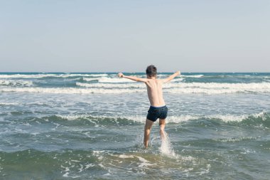 Su Sıçramaları ile Deniz Dalgaları sahilde Boy. Yaz tatili konsepti