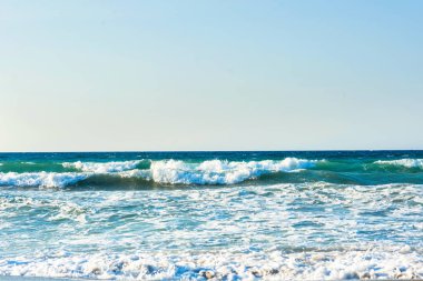 Pürüzsüz ve yumuşak doğal şeffaf deniz suyunun arka planı 