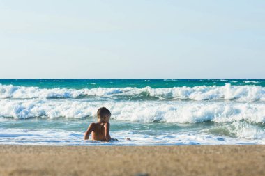 13 yaşında çocuk yüzme ve gevşeme deniz dalgaları. Aile yaz tatili kavramı