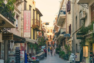 Hanya, Girit/Yunanistan-07.12.2018:Eski Venedik limanında renkli Akdeniz caddesinin manzarası Hanya kasabası. Girit Adası, Yunanistan 