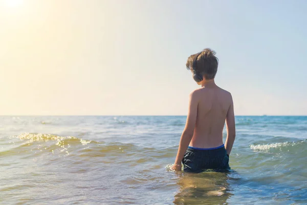 Ragazzino Con Cuffie Sulla Spiaggia Viaggiare Con Bambino Concetto — Foto Stock