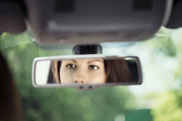 Spiegelung Eines Schönen Jungen Frauengesichts Rückspiegel Des Autos Konzept — Stockfoto