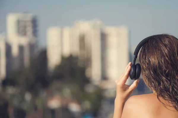 Γυμνή Όμορφη Γυναίκα Βρεγμένα Μαλλιά Ακουστικά Στο Μπαλκόνι Του Διαμερίσματός — Φωτογραφία Αρχείου