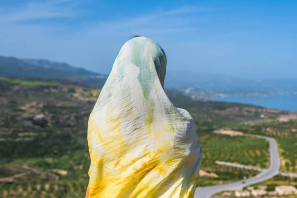 Uma Mulher Muçulmana Solitária Viajante Lenço Colorido Senta Topo Uma — Fotografia de Stock