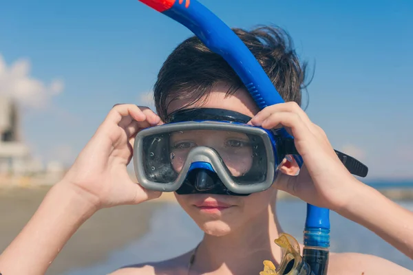 Jonge Jongen Met Masker Ontspannen Zee — Stockfoto