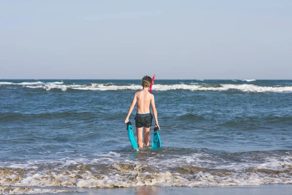 Denizde Dinlenen Genç Çocuk — Stok fotoğraf