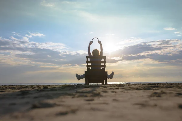 Дівчина Навушниках Сидить Шезлонгу Слухаючи Музику Пляжі Заході Сонця Літня — стокове фото