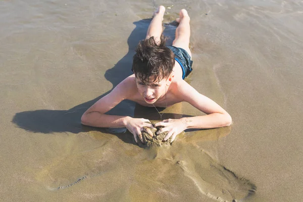 Pojken Urvriden Sanden Stranden Havet Bakgrunden Begreppet Idrott Och Hälsosam — Stockfoto