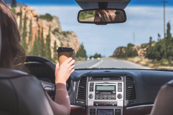 Dziewczyna Jest Jazda Autostradzie Trzymając Kubek Papieru Kawy Widok Tylnej — Zdjęcie stockowe