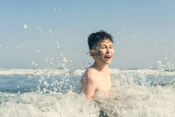 Leuke Jonge Jongen Met Plezier Het Strand — Stockfoto