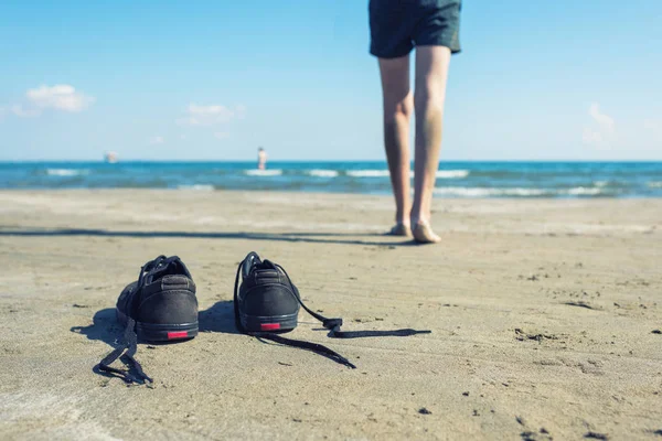 Silhouette Ragazzo Adolescente Sulla Spiaggia Concetto — Foto Stock