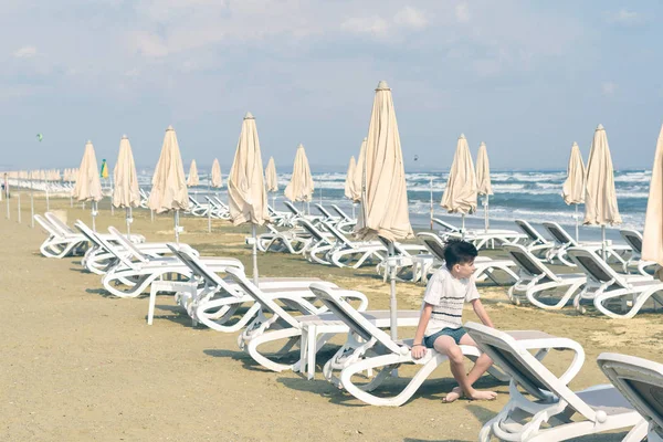 Chico Con Una Camiseta Sentado Una Tumbona Mirando Mar Playa — Foto de Stock