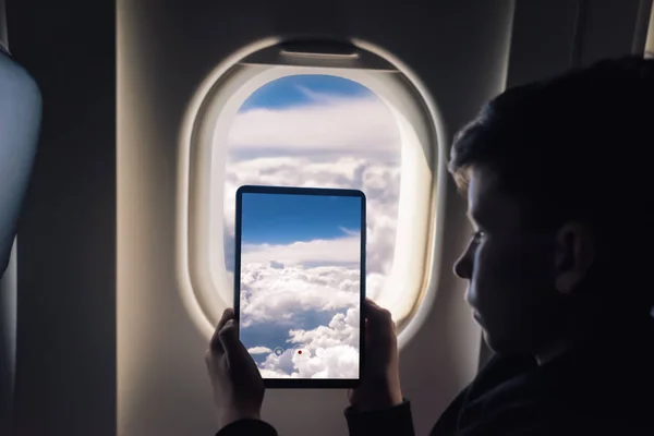 Kaukasiska Pojke Använder Tablet Bild Genom Flygplan Fönster Moln Med — Stockfoto