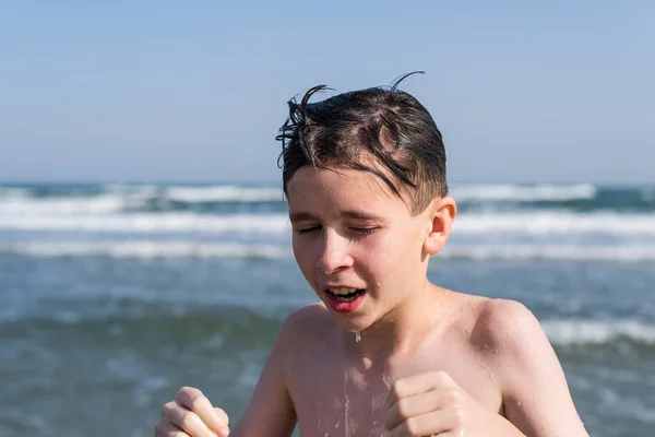 Teen Chłopiec Pływanie Fali Morza Tropikalnych Kurortach Koncepcja Wakacji Letnich — Zdjęcie stockowe
