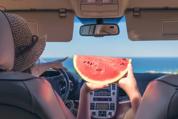 Twee Meisjes Reizen Met Auto Het Houden Van Een Stukje — Stockfoto