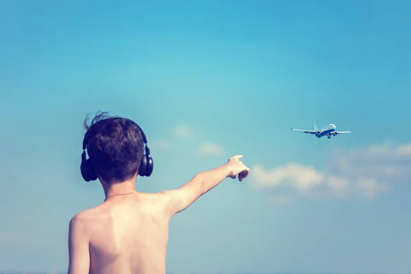 Teenager Mit Kopfhörern Strand Reisen Mit Kind Konzept — Stockfoto