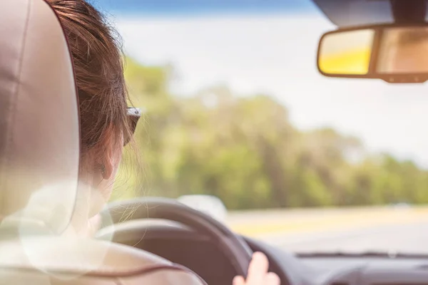 Das Mädchen Ist Auf Der Autobahn Spanien Unterwegs Blick Vom — Stockfoto