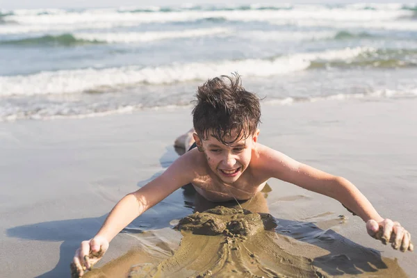 Jongen Het Strand Zee Golven Met Water Spatten Concept Van — Stockfoto