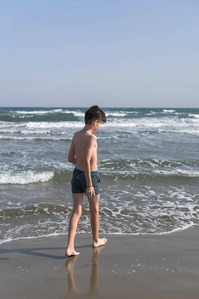 Junge Und Meereswellen Mit Wasserspritzern Konzept Der Sommerferien — Stockfoto