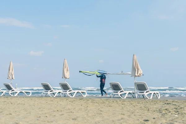 Windsurf Con Tabla Playa Chipre Vistas Mar Sombrillas Tumbonas Atardecer — Foto de Stock