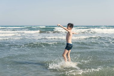 Su Sıçramaları ile Deniz Dalgaları sahilde Boy. Yaz tatili konsepti
