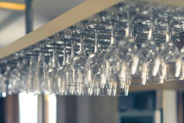 Gözlük şampanya asmak çubuğunun üstündeki çubuğu'nda counter. Gözlük gözlük bir çubuğun üzerinde asılı kokteyl raf.