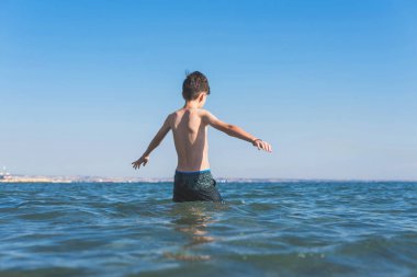 13 yaşında çocuk yüzme ve gevşeme deniz dalgaları. Aile yaz tatili kavramı