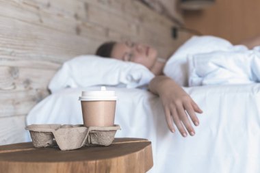 Yatak odasında uyuyan genç kadının seçici odağı