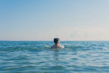13 yaşında çocuk yüzme ve gevşeme deniz dalgaları. Aile yaz tatili kavramı