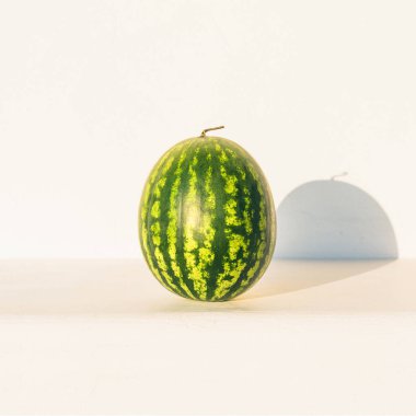 Beyaz duvar arka plan üzerinde taş banküzerinde Karpuz. Yaz konsepti