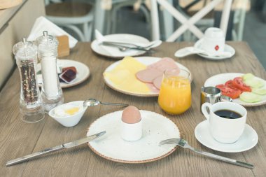 Masada yumurta suyu kahve ve yoğurt kontinental kahvaltı. Gıda konsepti