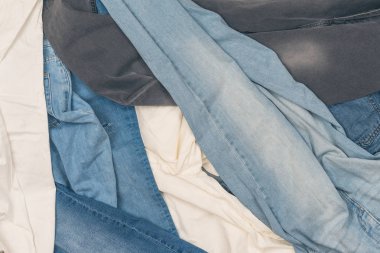 Yere serpişen bir sürü farklı kot var. Kavram.