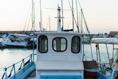 Eski Venedik fort Koules ve alacakaranlıkta yatlar ile Heraklion liman, Girit, Yunanistan 