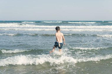Su Sıçramaları ile Deniz Dalgaları sahilde Boy. Yaz tatili konsepti
