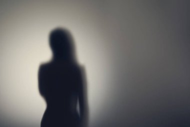 Cam kapının arkasında çıplak kadın vücudunun silueti. Kavram 