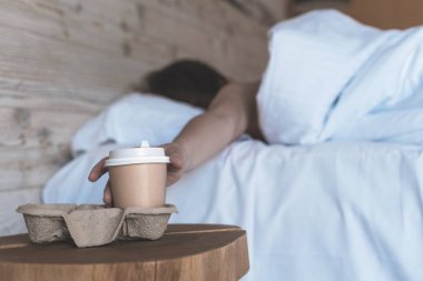 Yatak odasında uyuyan genç kadının seçici odağı