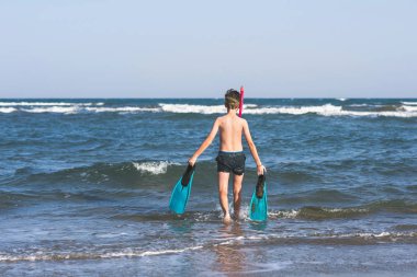 Denizde dinlenen genç çocuk