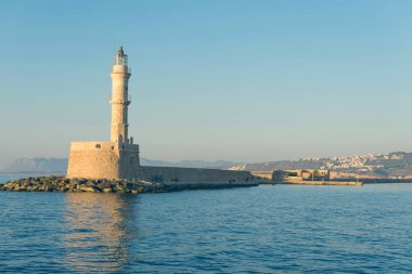 Hanya 'Nın eski Venedik limanındaki antika fenerinin panoramik manzarası. Girit Adası. Yunanistan