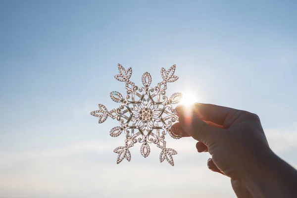 Hand Sparkling Huge Snowflake Sea Background Concept Winter Christmas Vacation — Stock Photo, Image