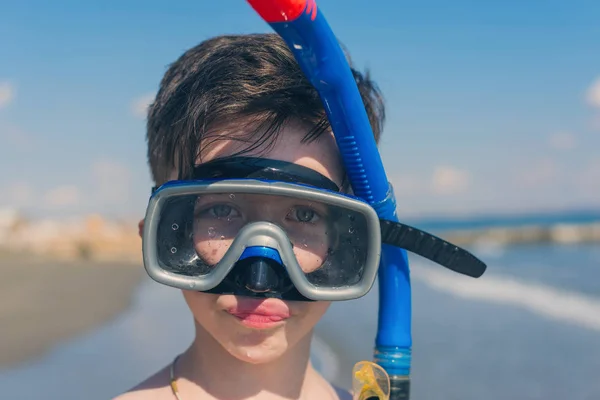 Jonge Jongen Met Masker Ontspannen Zee — Stockfoto