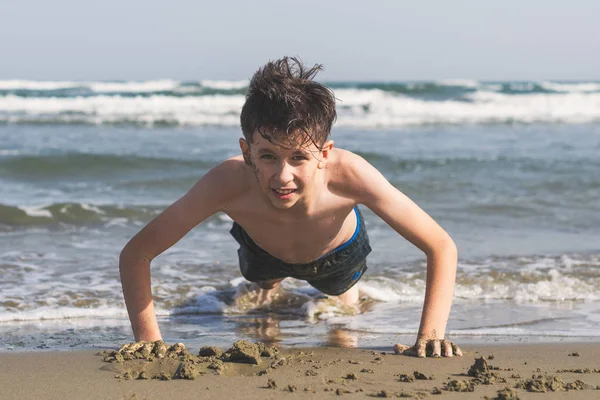 Jong Jongen Het Hebben Van Plezier Het Strand Overdag — Stockfoto