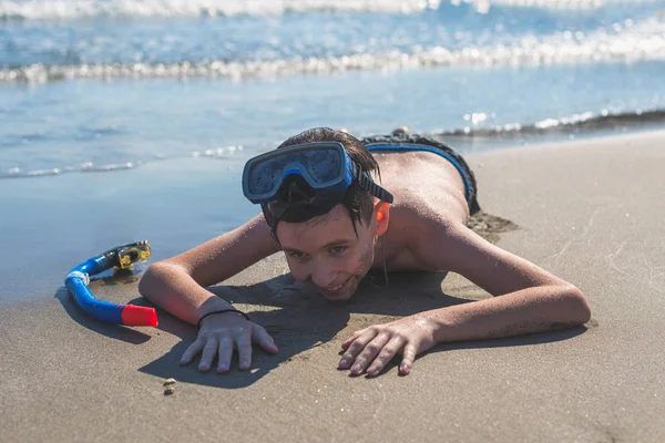 Αγόρι Στη Μάσκα Κολύμβησης Αναπνευστήρα Και Σωλήνα Στην Παραλία Στο — Φωτογραφία Αρχείου