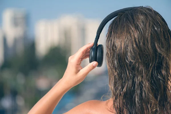 Mulher Bonita Nua Com Cabelo Molhado Fone Ouvido Varanda Seu — Fotografia de Stock