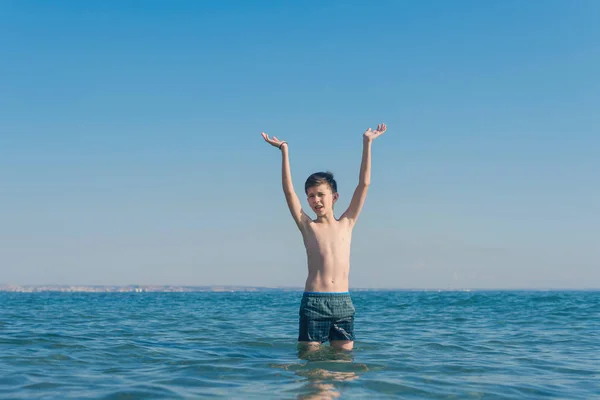 Років Хлопчик Плаває Відпочиває Морських Хвилях Концепція Сімейних Літніх Канікул — стокове фото
