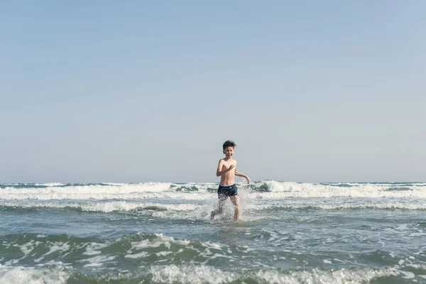 Lindo Chico Joven Divirtiéndose Playa — Foto de Stock