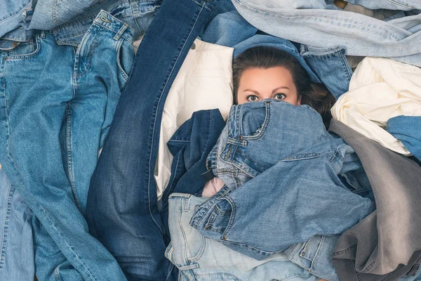 Flicka Drunkna Havet Jeans Försäljningskoncept Begreppet Black Friday Och Holiday — Stockfoto